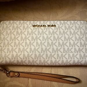 Michael Kors Jet Set Continental Wristlet Wallet Preowned